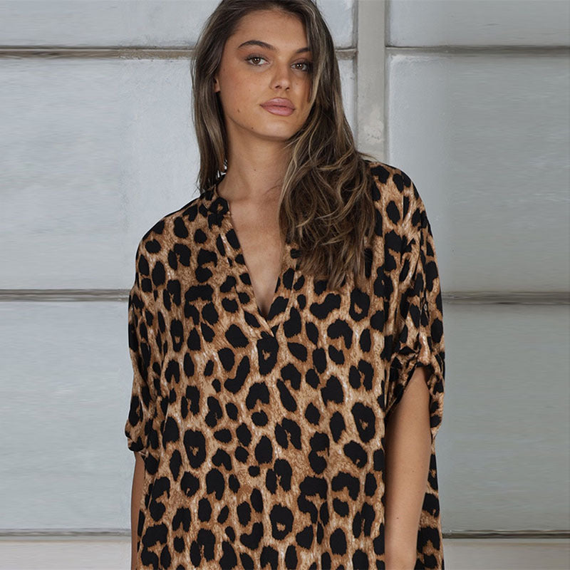 Dame Strandkjole med elegant leopardmønster og moderne snit Stilla