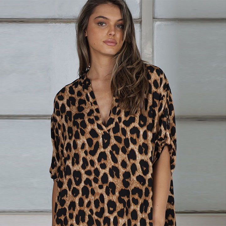Dame Strandkjole med elegant leopardmønster og moderne snit Stilla