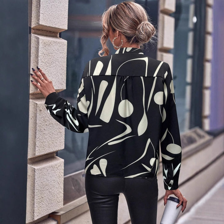 Dame langærmet bluse med moderne abstrakt mønster og elegant ståkrave Stilla