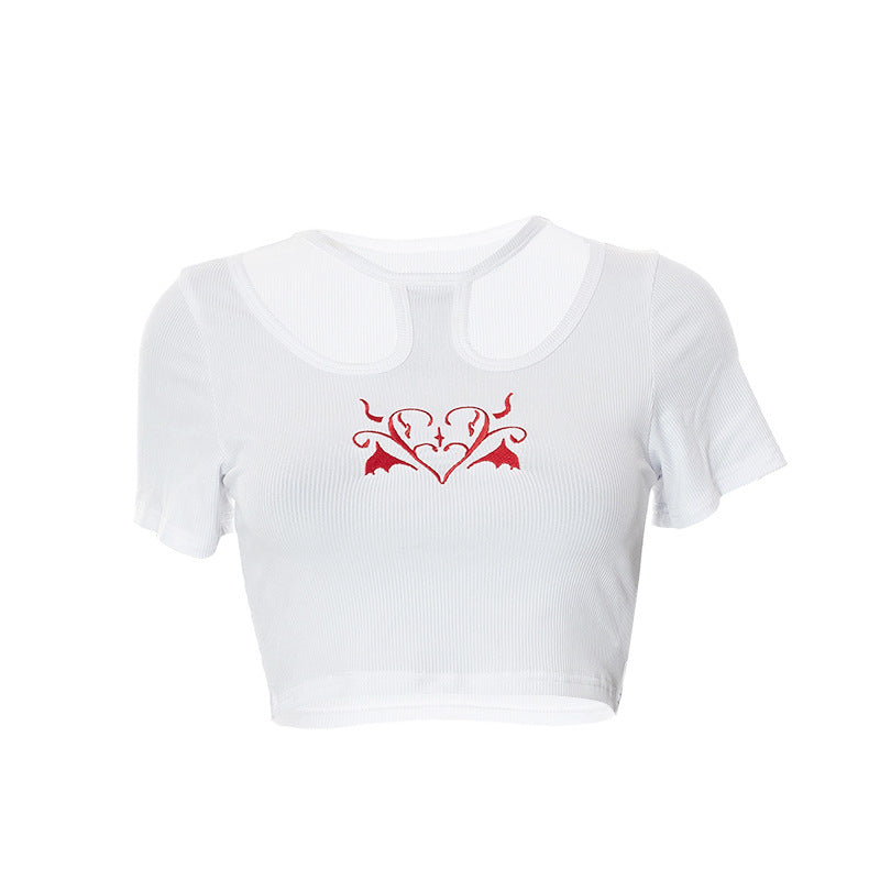 Dame Crop-Top med kreativt cut-out og broderet hjerte-design Skovae