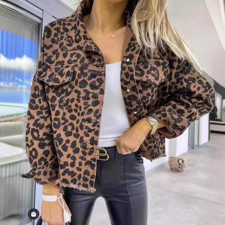 Dame Denimjakke med moderne leopardmønster og frynset kanter Stilla