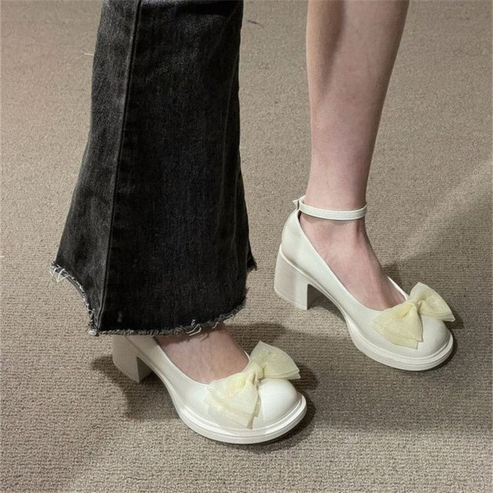 Dame pumps med elegant sløjfeaccent og moderne blokhæl Stilla