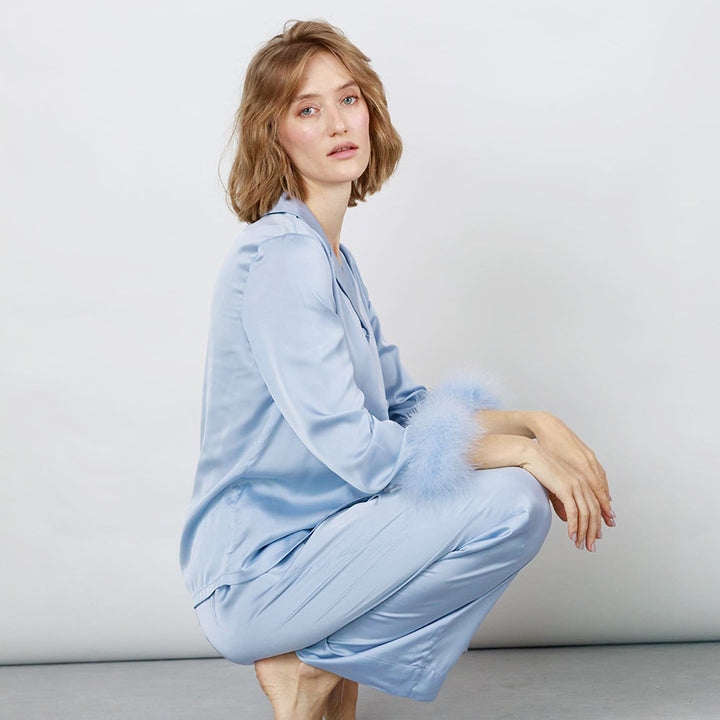 Dame Satin Pyjamakombi med luksuriøs fjerbesætning Stilla