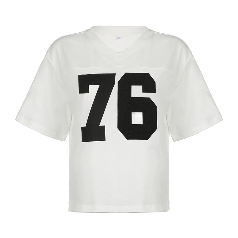 Dame Sporty V-hals T-shirt med trendy print Skovae