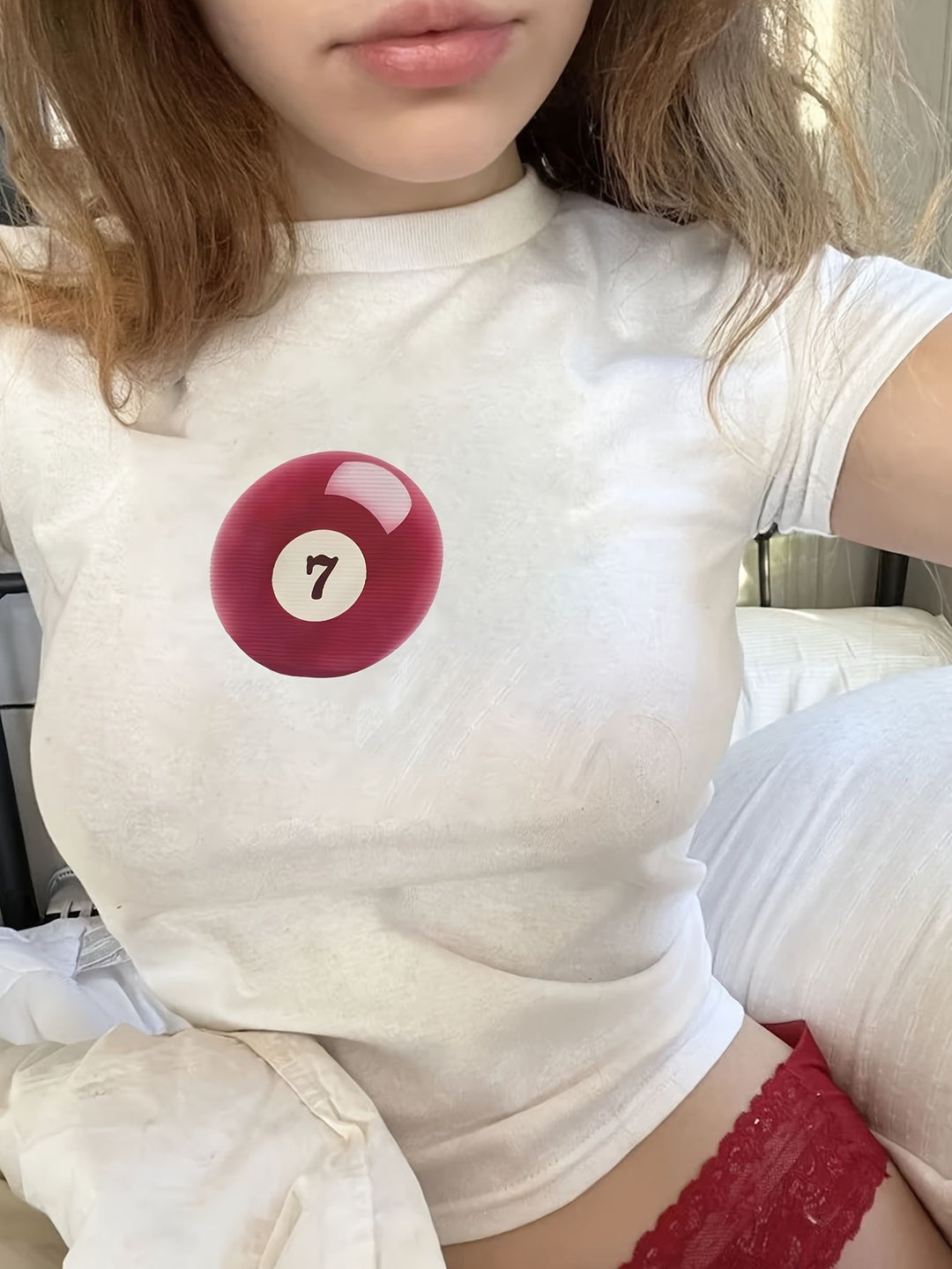Dame Crop-T-Shirt med animalistisk læbe motiv og iøjnefaldende skrift Skovae