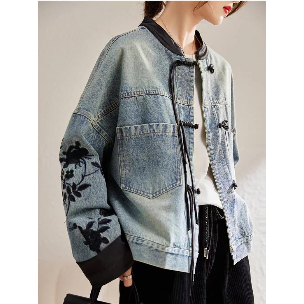 Kvindernes fashionable denimjakke med blomsterbroderi og elegante manchetter