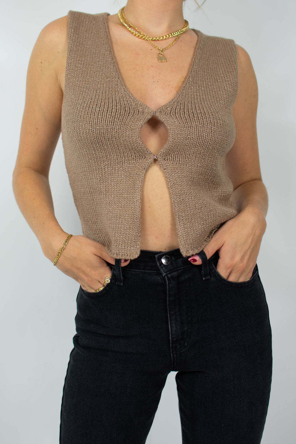 Dame strikket crop-top med flot V-udskæring og dekorativ nøglelukning Skovae