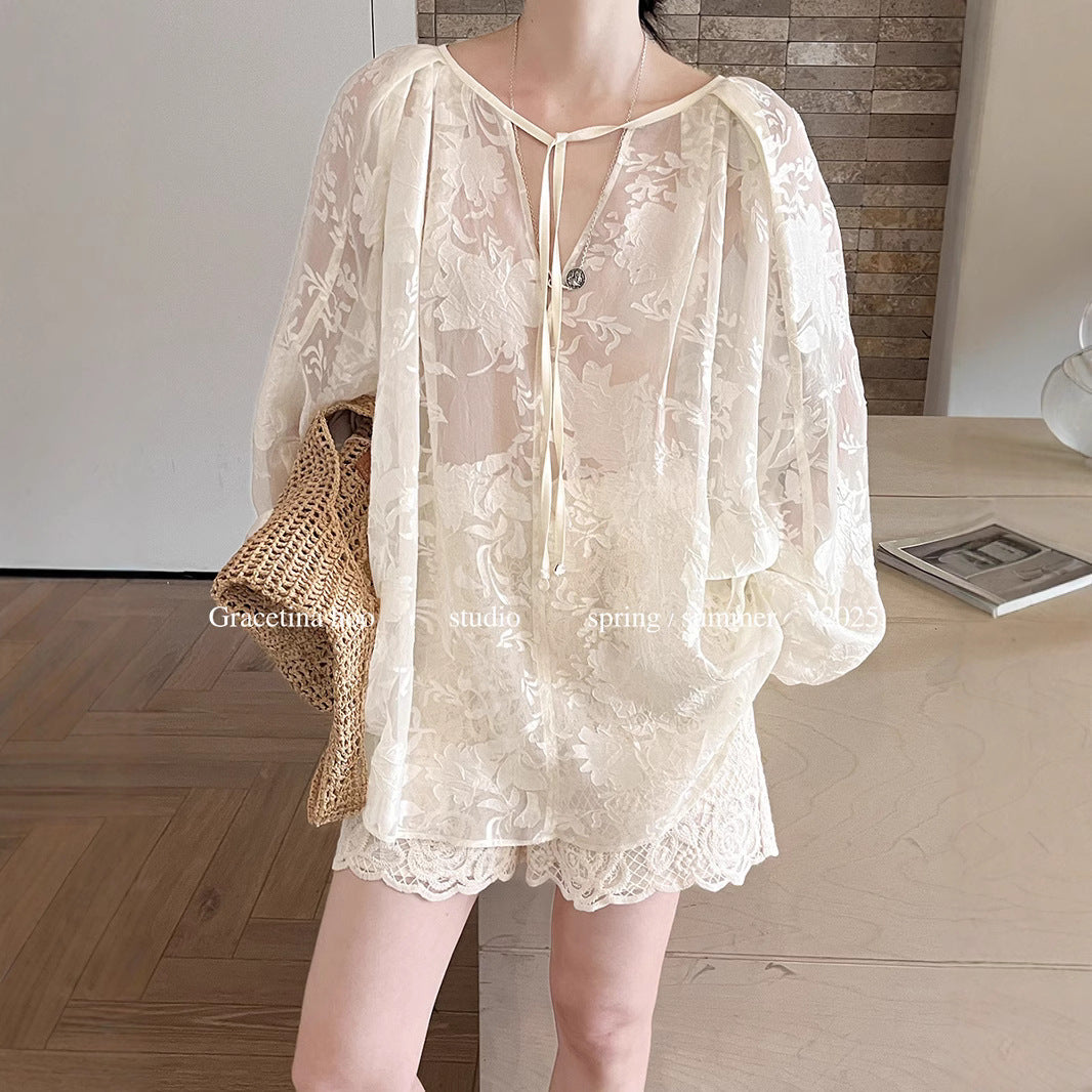 Damebluse i sart chiffon med blomstermotiv og luftige ærmer Stilla