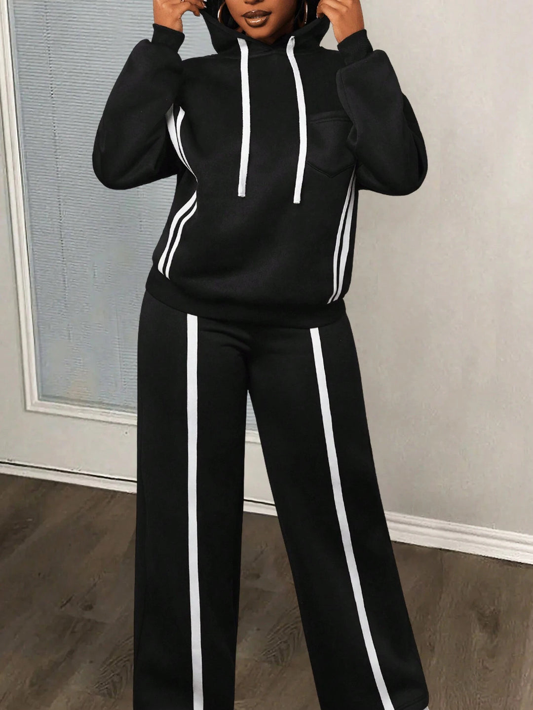 Kvinders sporty loungewear sæt med opkrøllede ærmer og sidestriber Skovae