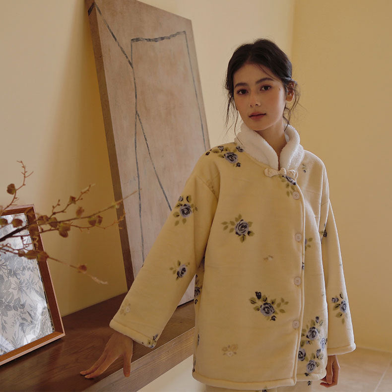 Dame pyjamasæt i blødt, varmt stof med blomsterdesign og praktiske lommer Stilla