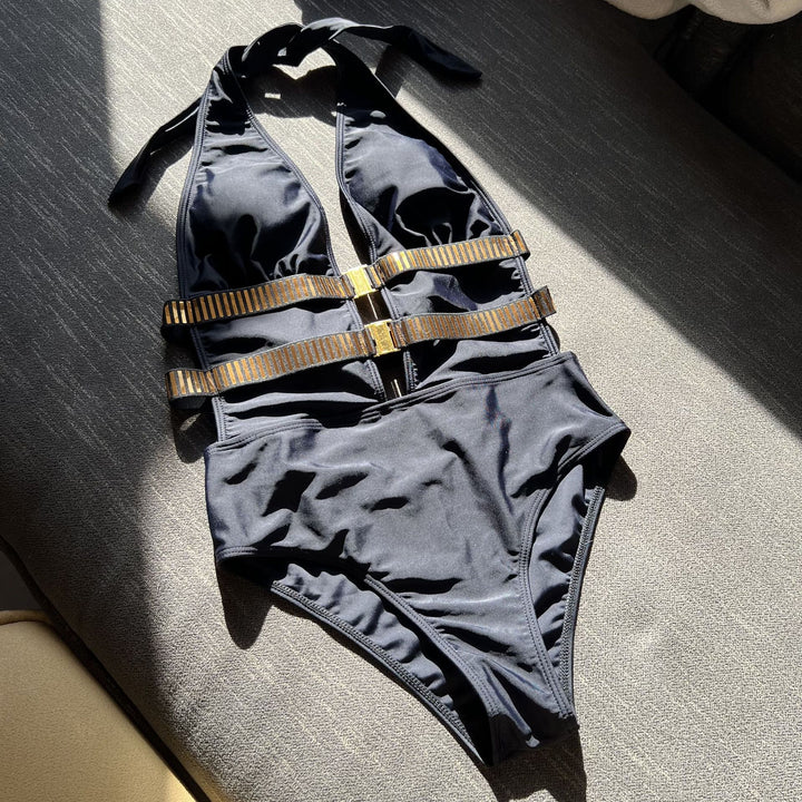 Dame one-piece badedragt med forførende V-hals og gulddetaljer Stilla