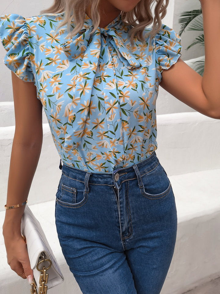 Damebluse med blomstret design og sløjfe-krave Stilla