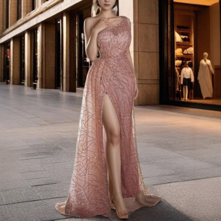 Dame glamourøs aftenkjole med asymmetrisk design og glitrende dekorationer Stilla