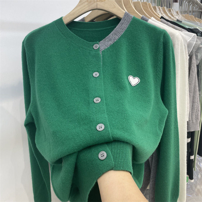 Dame fashionable cardigan lavet af blødt strik med kontrastknapper Stilla