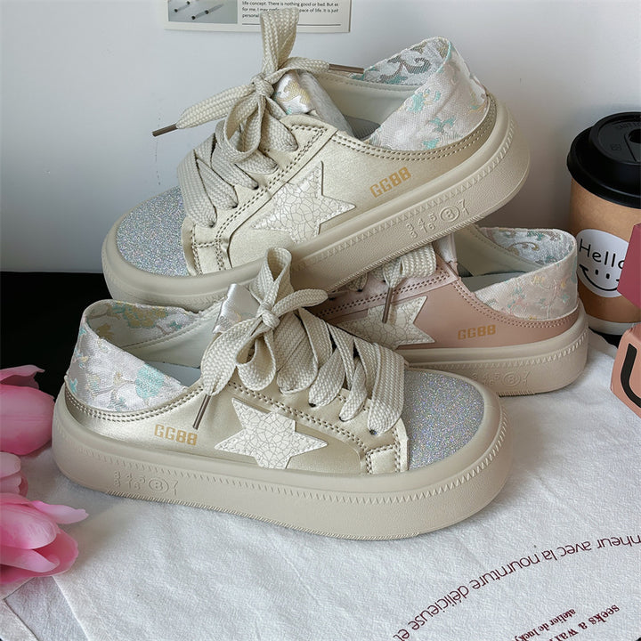 Dame sneakers i elegant design med glitrende overflademateriale og robust såleprofil Stilla