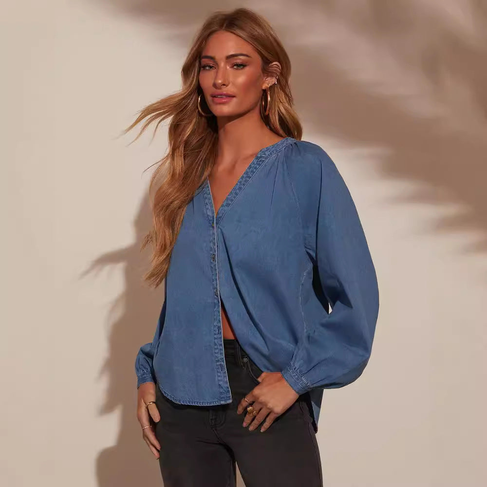 Dame denim-bluse med dyb V-udskæring og elegante pufærmer Stilla