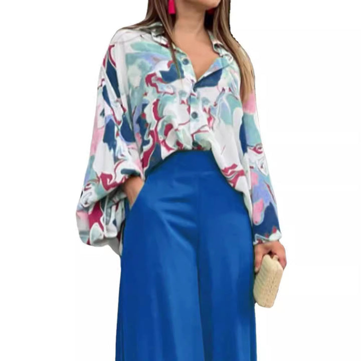 Dame fritidsbluse med farverig marmortryk og loose fit Stilla