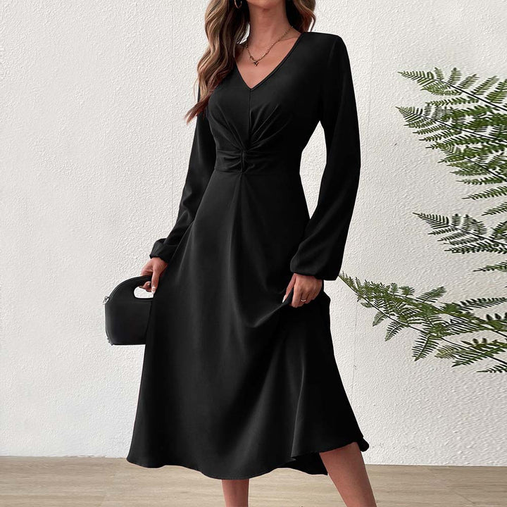 Kvindernes elegante midikjole med figurvenlig drapering og dyb V-hals Stilla