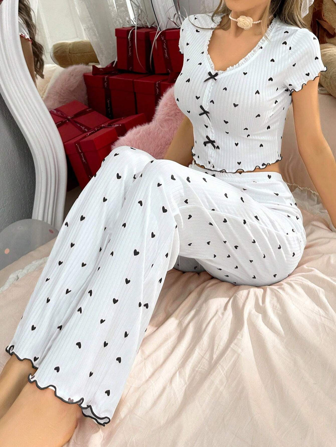 Dame pyjamasæt med hjerteformet mønster og legende volanger Stilla