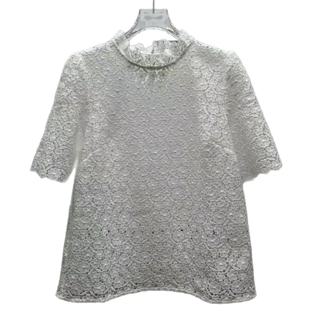 Dame spids bluse med romantisk hulmønster og elegante flæsedetaljer Stilla