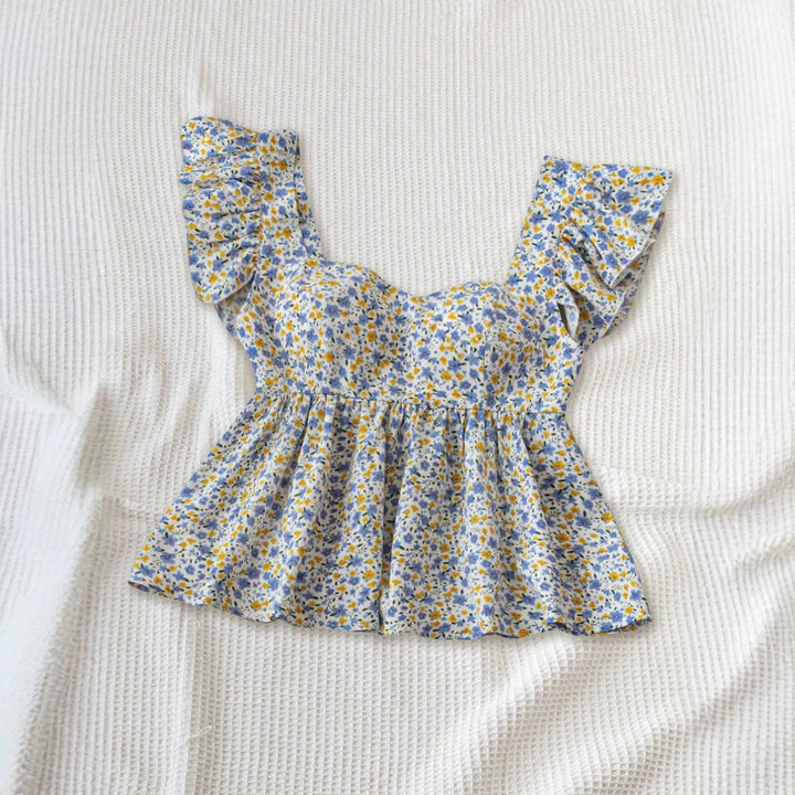 Dame blomsterbluse med flæse-detaljer og flydende snit Skovae
