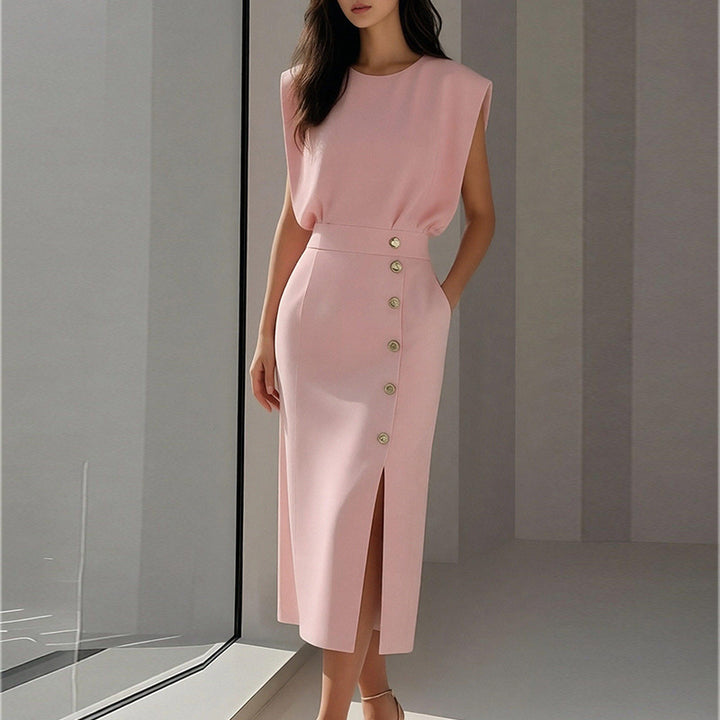Kvindernes elegante midi kjole med knapdetaljer og sideslids Stilla