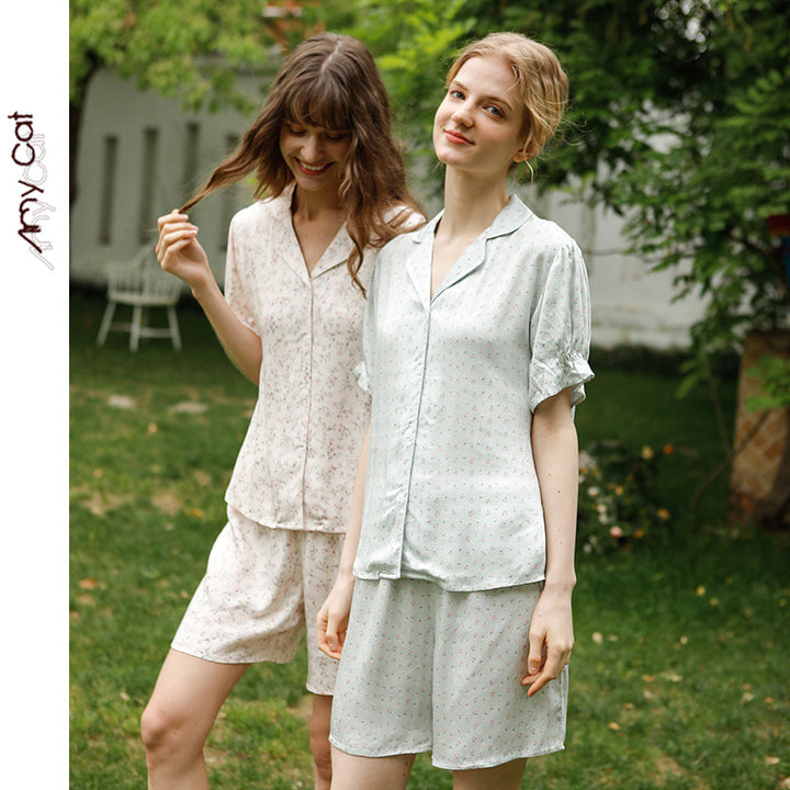 Dame Satin Pyjamasæt med floral design og elegant knaplukning Stilla