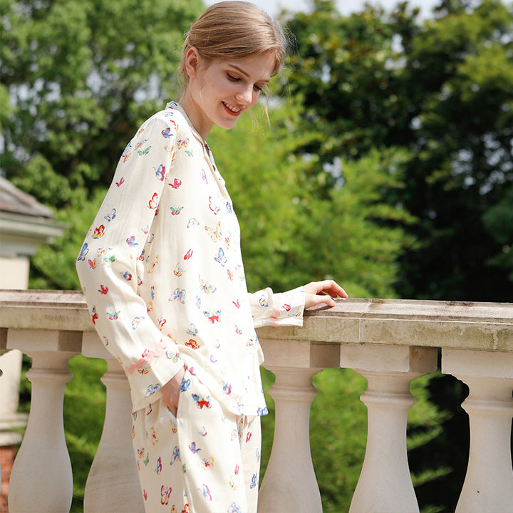 Dame pyjamasæt med legende sommerfuglemotiv og komfortabel pasform Stilla