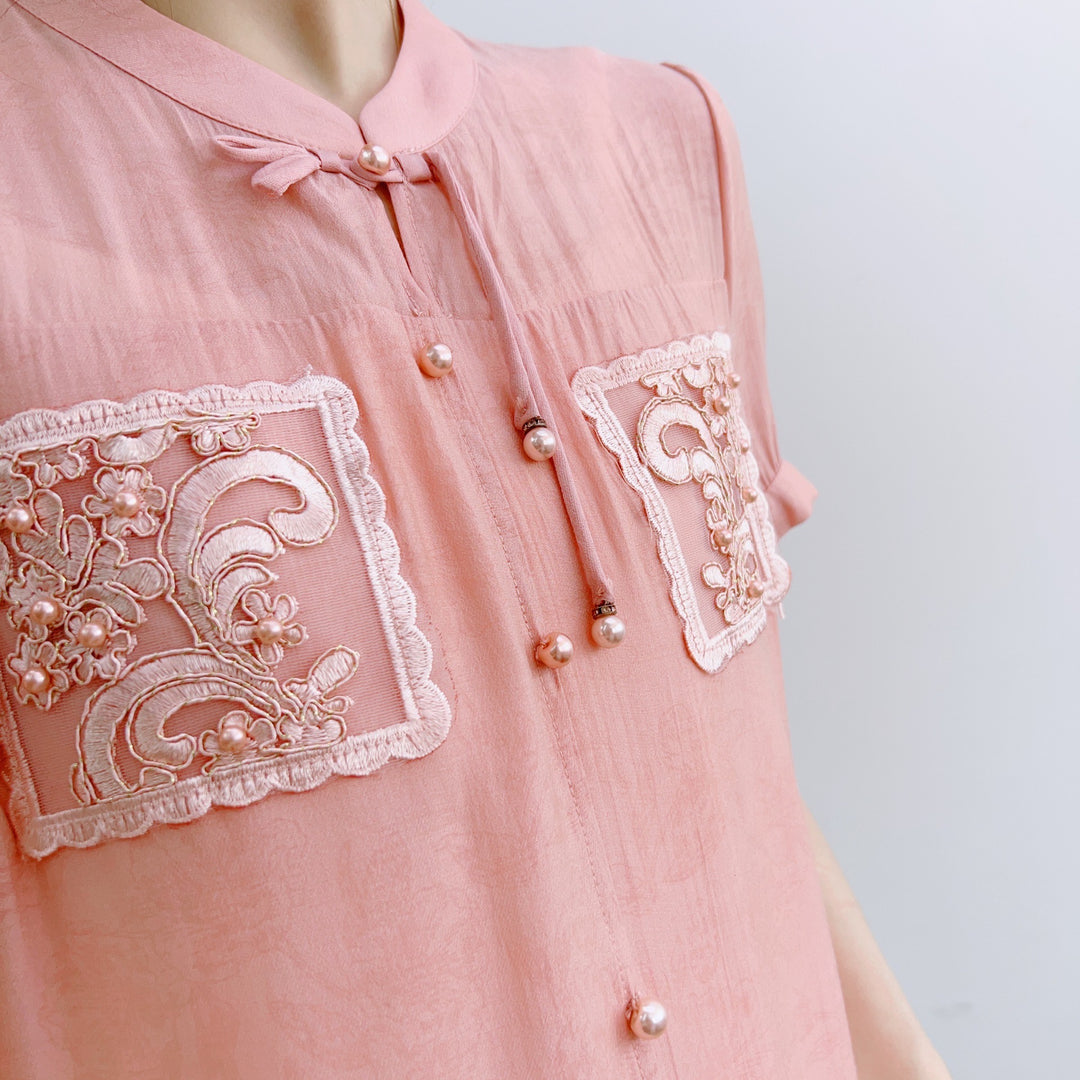 Dame Elegant Kortærmet Bluse med Kunstbroderi og Perledetaljer Stilla