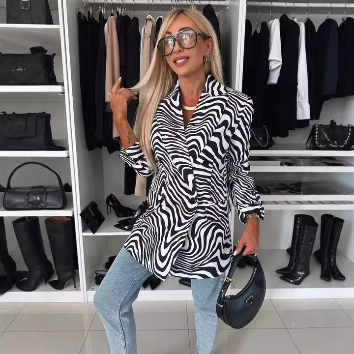Dame moderigtig blazer i leo-print med figursyet snit Stilla