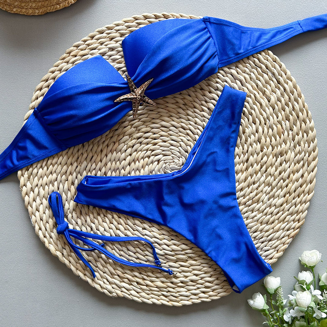 Damernes strandbikini med stilfuldt bandeau-top og skinnende stjerne-pin Stilla