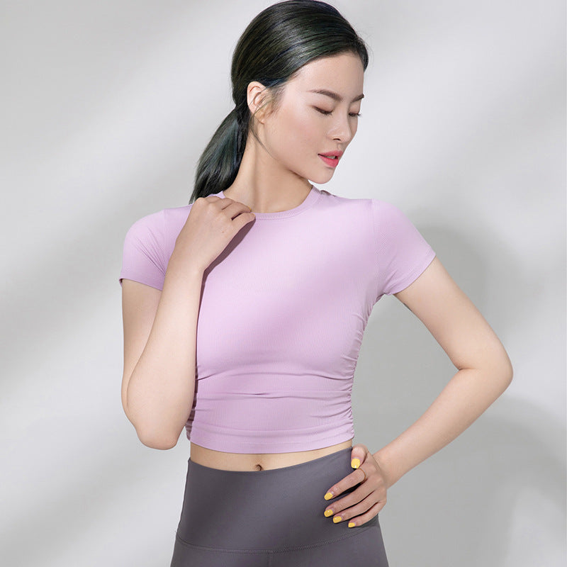 Dame sporty kortærmet crop-top med fashionable rynkeelementer og elastisk pasform Stilla