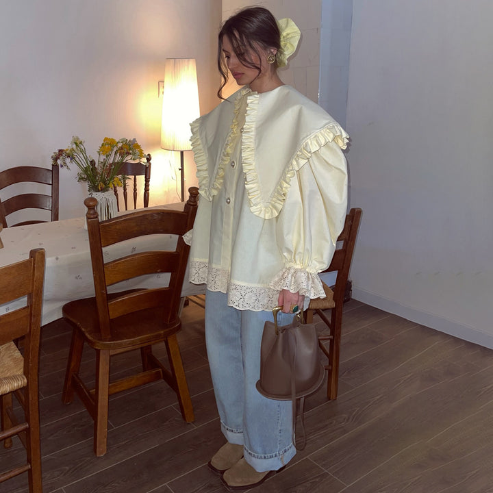 Kvindernes oversized bluse med ruffle detaljer og blondedetaljer Skovae