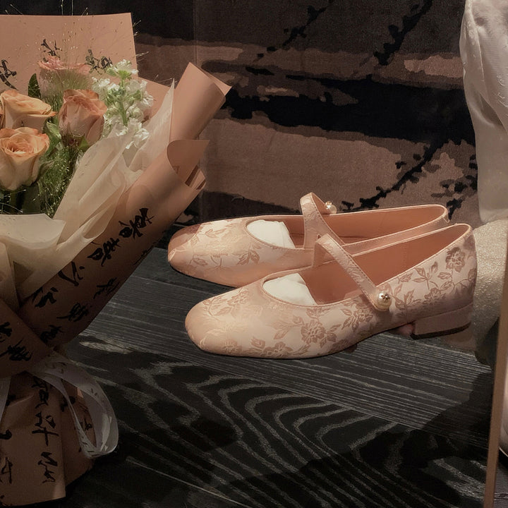 Dame Floral Prægning Mary Jane Flats med elegant perleaccent Stilla