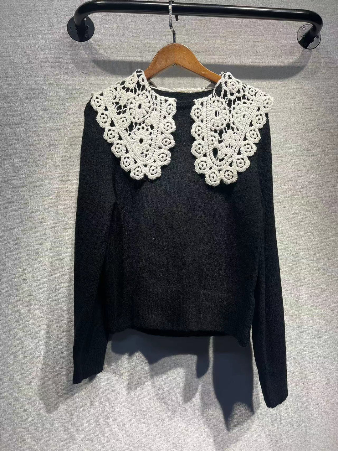 Dame sweater med elegant, struktureret krave og fashionable ærmer Stilla