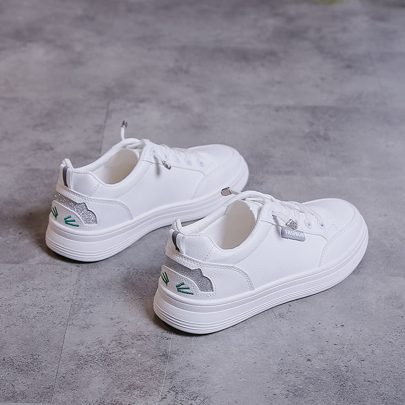 Dame sneakers med moderigtig plateau sål og sportsligt design Stilla