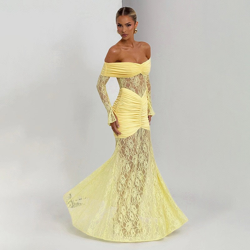 Dame Elegant Langærmet Spidskjole med Draperinger og Off-Shoulder Design Skovae