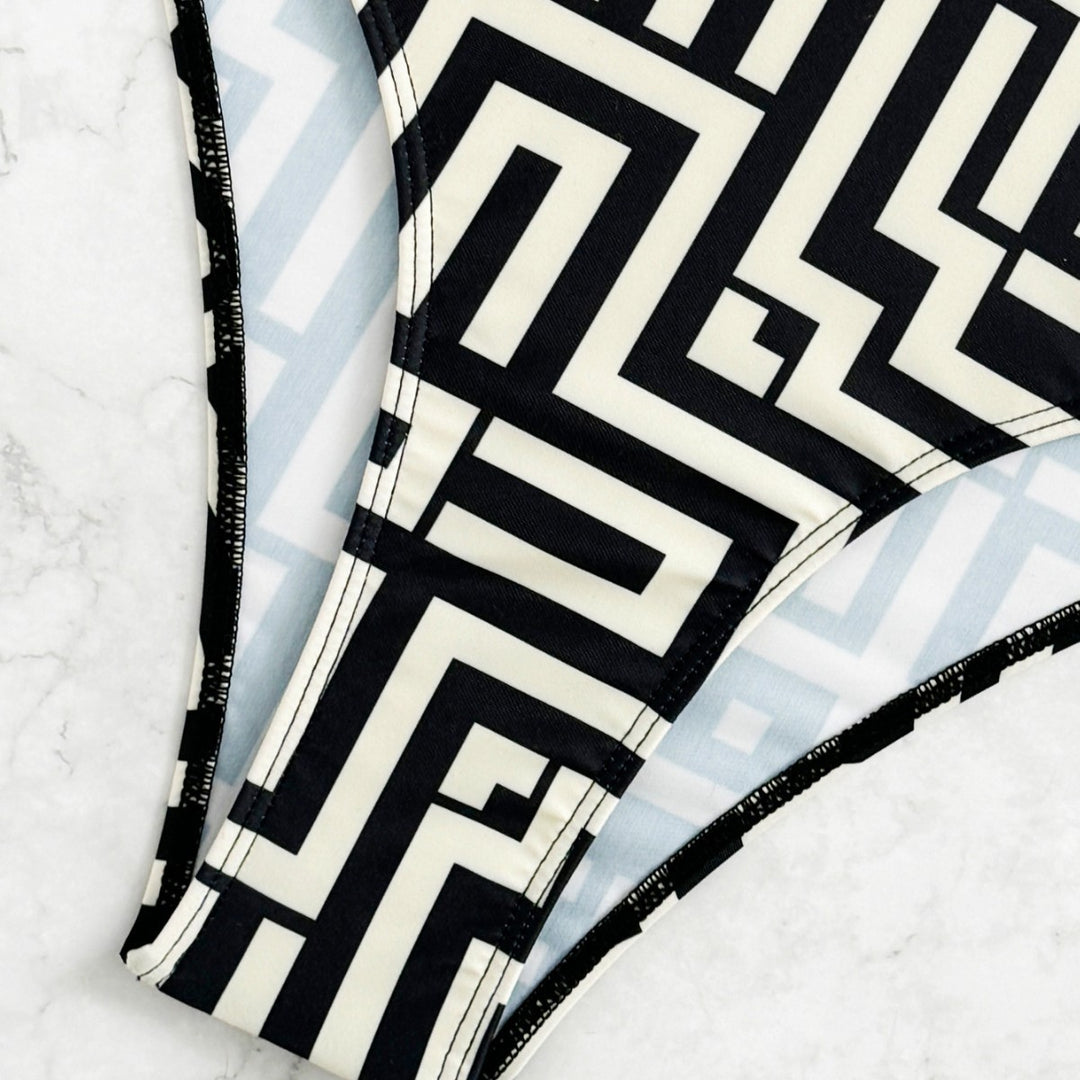 Dame én-delt badedragt med moderne geometrisk mønster og sexy rygdesign Stilla