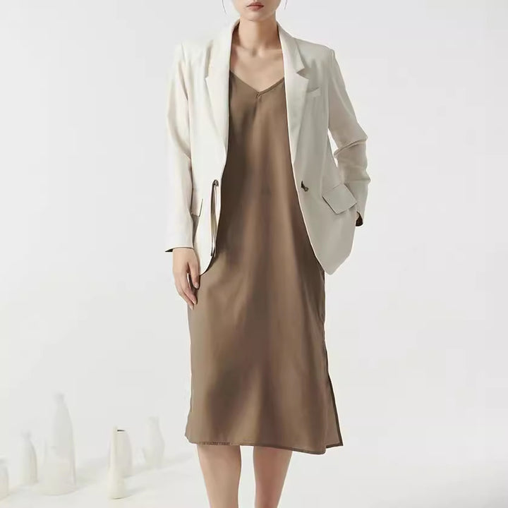 Dame elegant blazer-kjole kombination med raffineret snit og diskrete detaljer Stilla