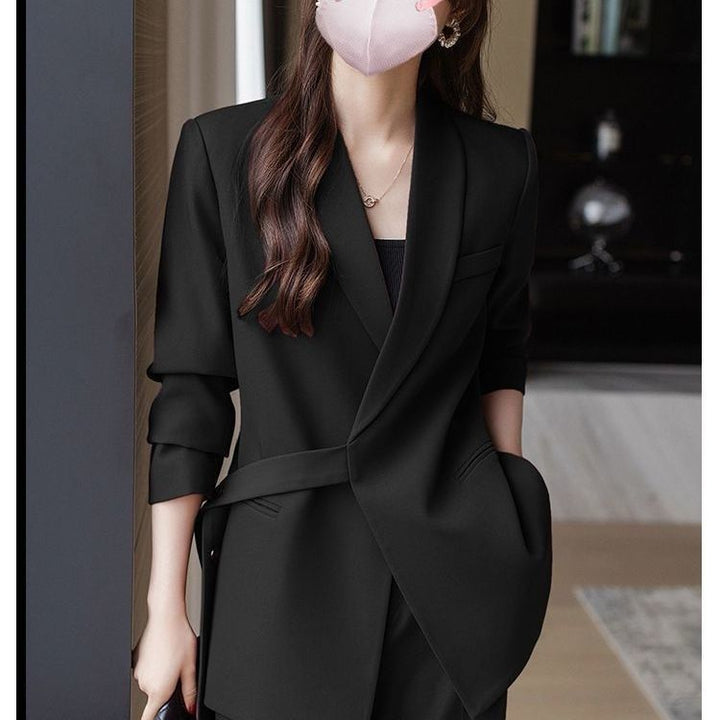 Kvindernes moderne blazer med asymmetrisk snit og taljebælte Stilla