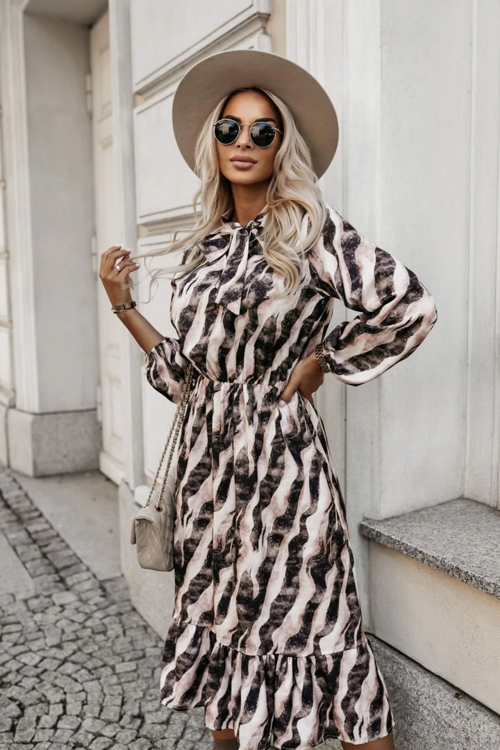 Dame Maxikjole med afslappet vindsdesign og fashionabelt mønster Stilla
