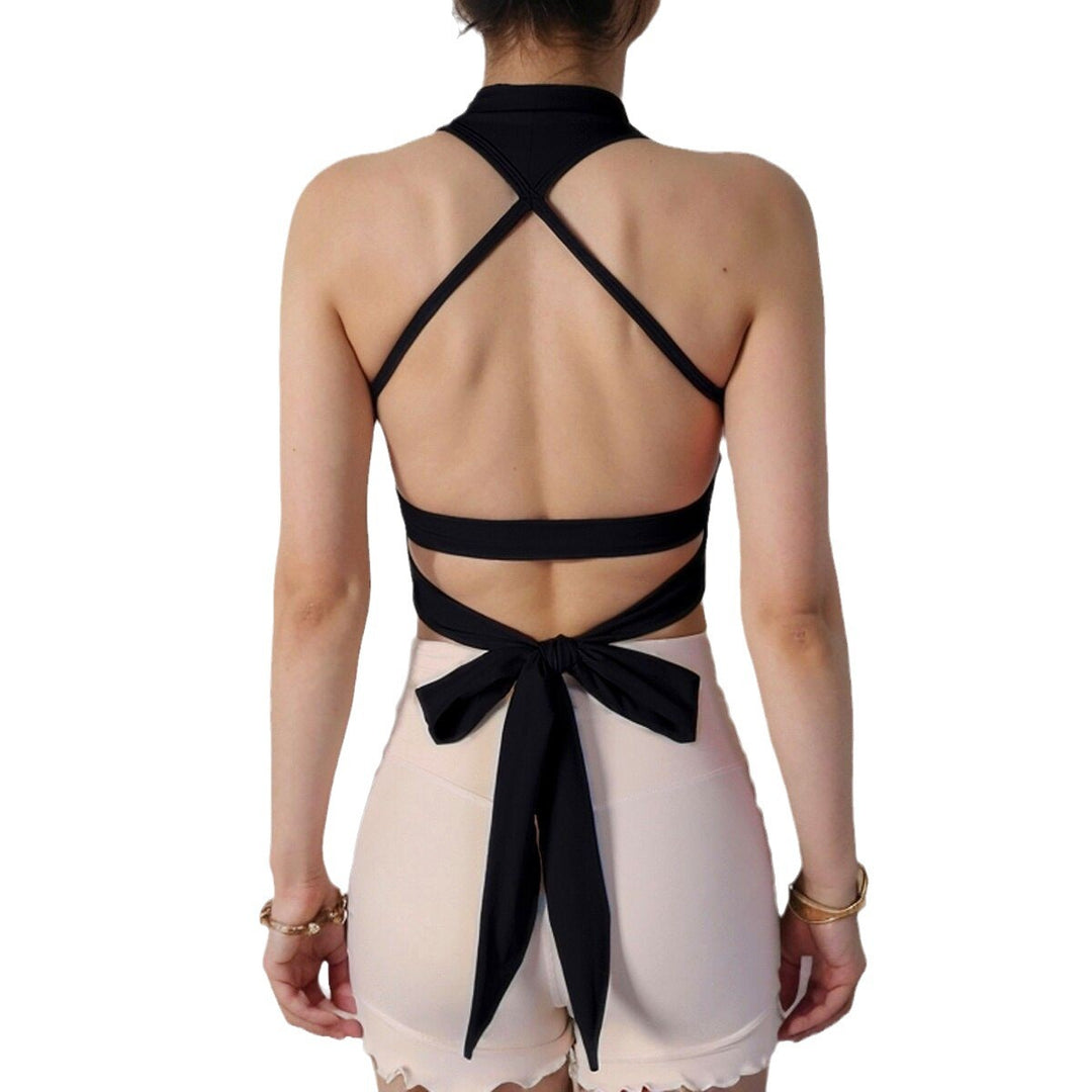 Dame Sporty Crop-top med innovativt rygdesign og justerbar bindedetalje Stilla