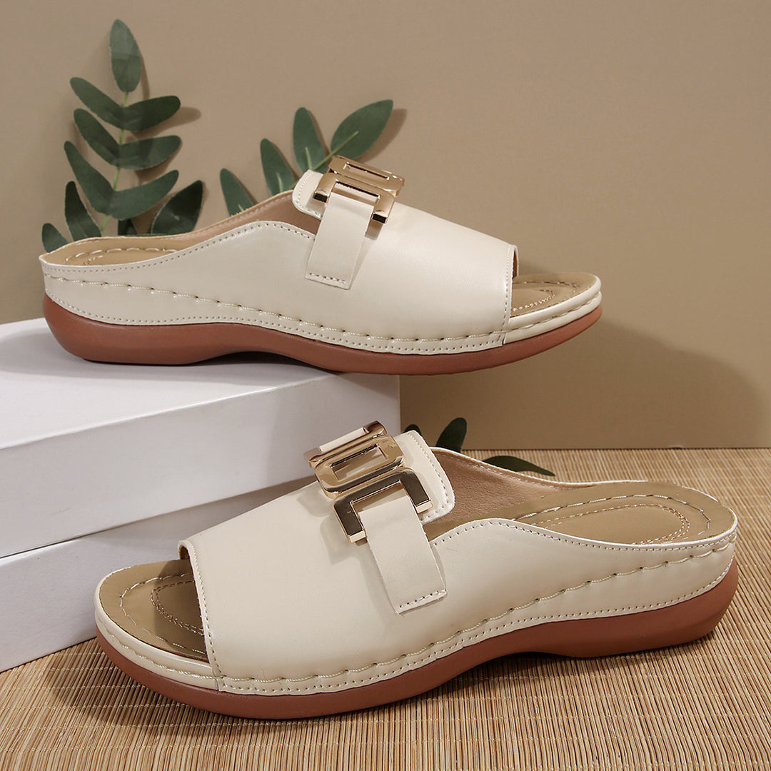 Dame komfortable toe separator sandaler med elegant spænde design Stilla