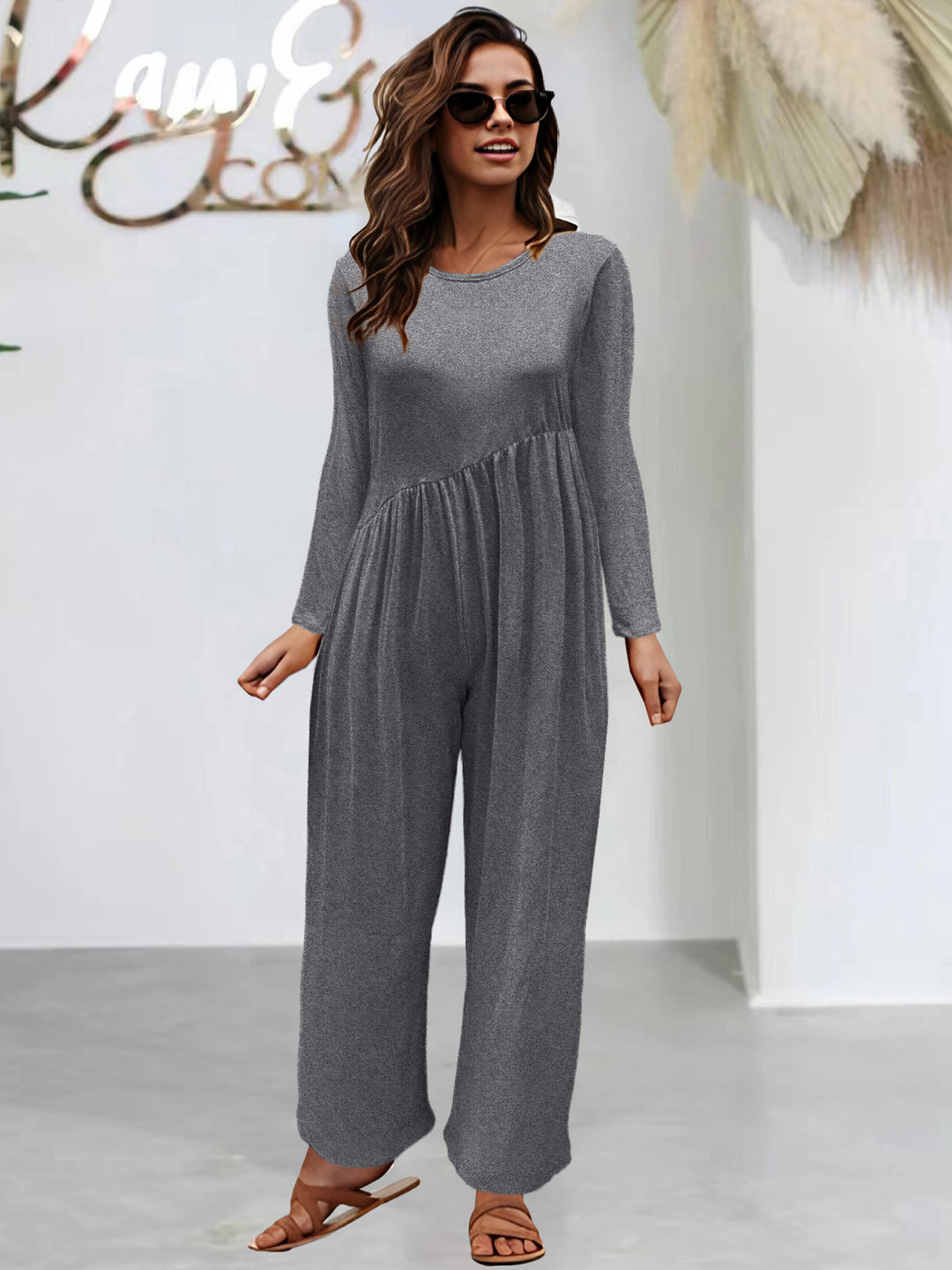 Dame mode jumpsuit med glitrende overdel og vidt skåret ben Stilla