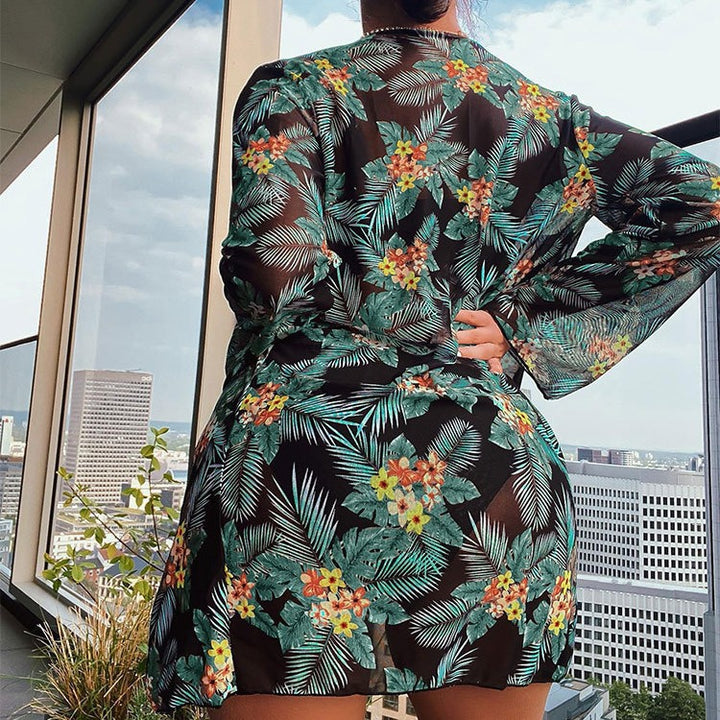 Dame højt skåret bikini-sæt med blomsterlige accenter og justerbar top Stilla