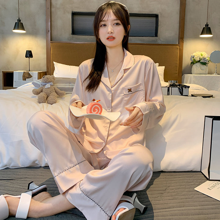 Dame Satin Pyjamasæt med elegante kontrastsyninger og løs pasform Stilla