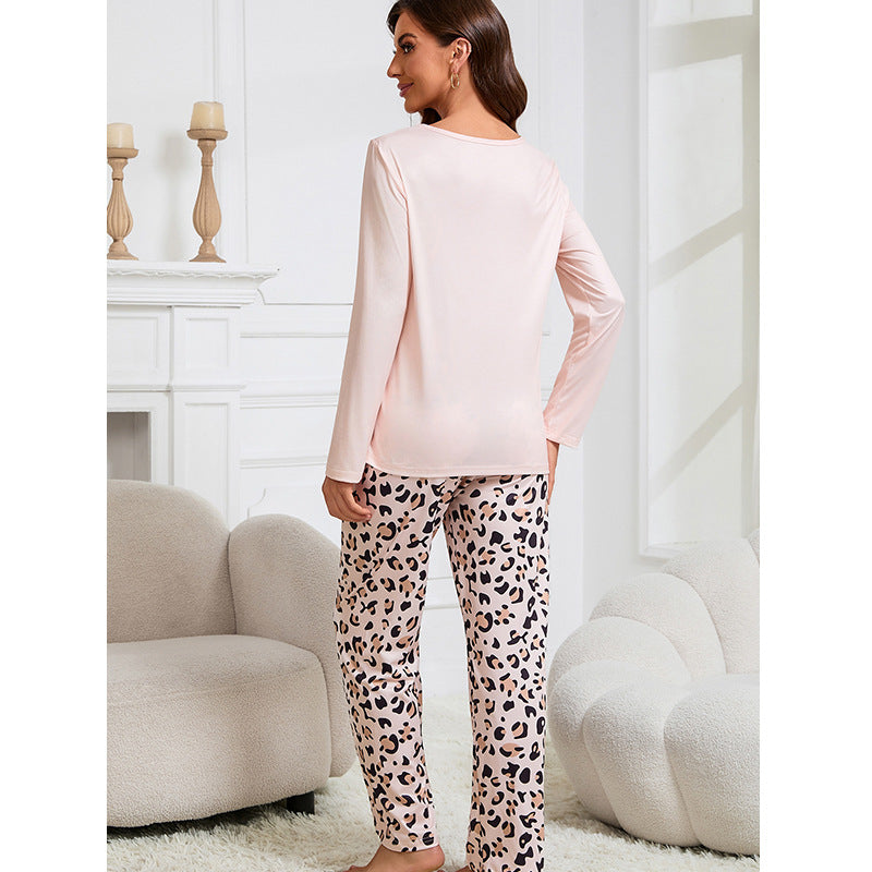 Dame pyjamasæt med langærmet top og leo-mønstret bukser Stilla