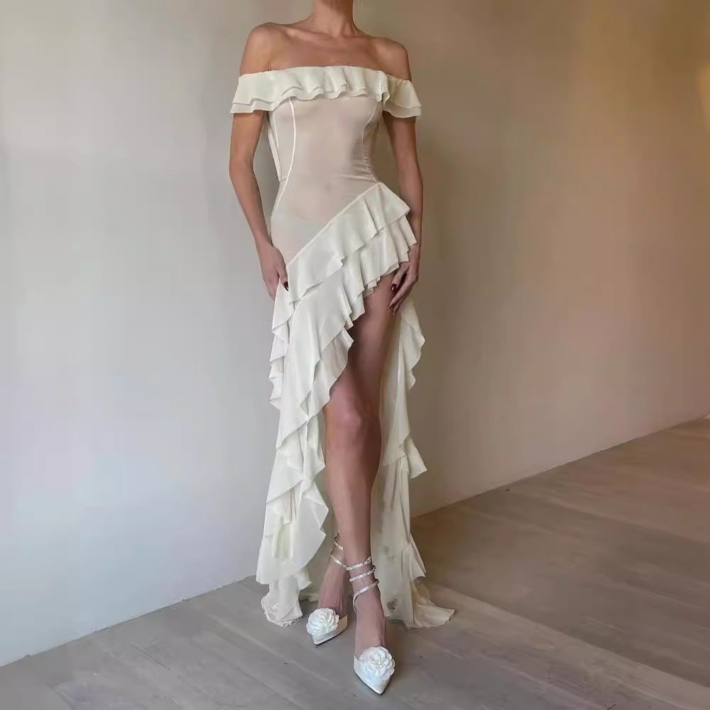 Kvinders aftenkjole med romantiske flæsedetaljer og off-shoulder design
