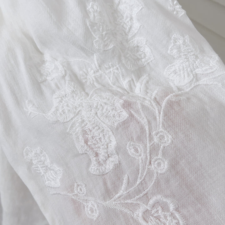 Femme Elegante Button-Up Bluse med broderet detalje Stilla