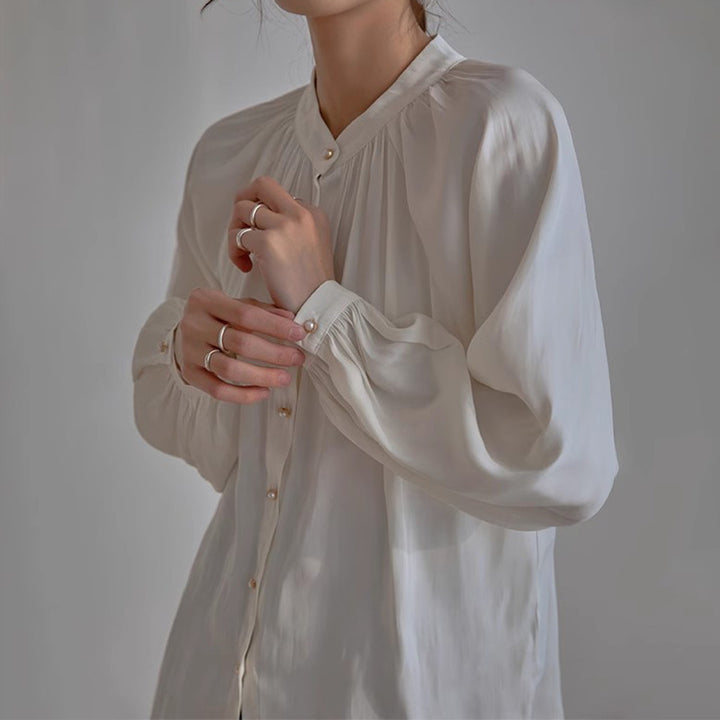 Damebluse med elegant perleknapdesign og flatterende pasform Stilla